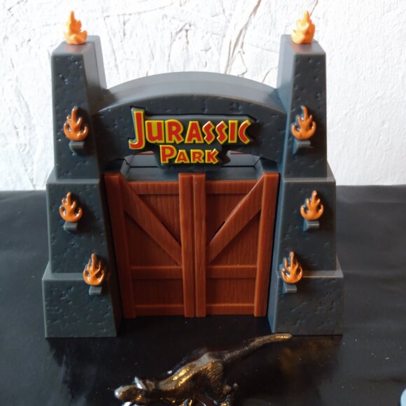 Replacement Jurassic Park Monopoly token pieces 7, Jurassic Park gate - Picture 3 of 12